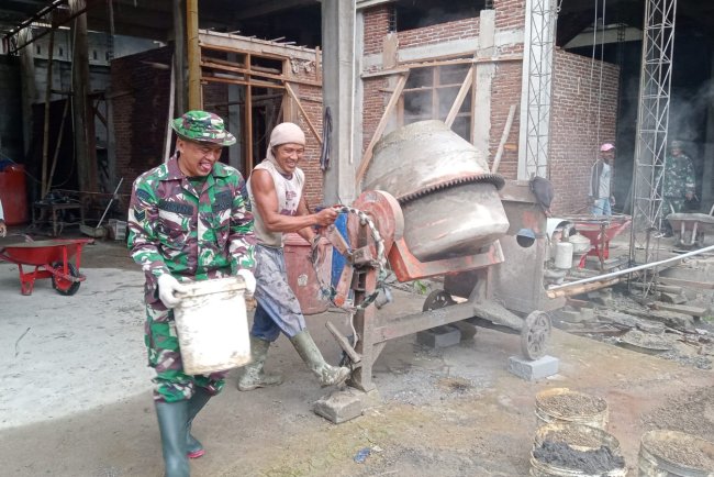 Babinsa Koramil 13 Banjarmangu Bersama Warga Desa Kesenet Laksanakan Kerja Bakti Pengecoran Gedung Serbaguna
