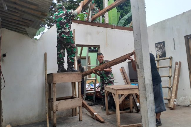 Babinsa Koramil 01 Banjarnegara Bantu Renovasi Rumah Warga Tidak Layak Huni