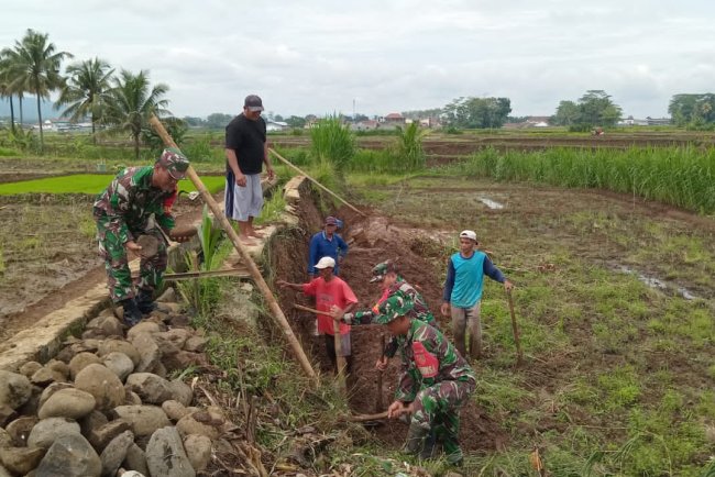 Danramil 02 Klampok dan Babinsa Dukung Ketahanan Pangan melalui Pembuatan Saluran Irigasi