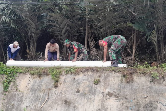 Sukseskan Swasembada Pangan Babinsa Koramil 04 Karangkobar Dampingi Pipanisasi