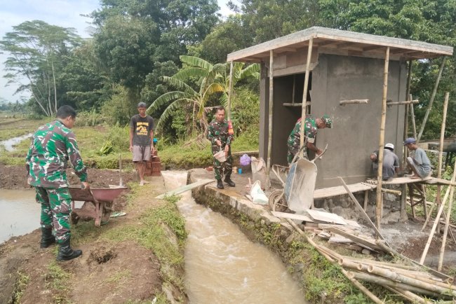 Babinsa Bersama Kelompok Tani Bangun Rumah Pompa Air di Mandiraja
