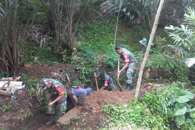 Babinsa Bantu Warga Gotong Royong Bersihkan Saluran Irigasi