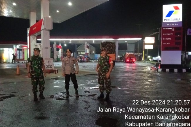 Jaga Wilayah Tetep Kondusulif Babinsa Bersama Bhabinkamtibmas Karangkobar Melaksanakan Patroli