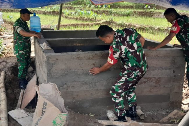 Batituud koramil 12 Sigaluh melaksanakan komsos dan pengecekan pembangunan bak Air