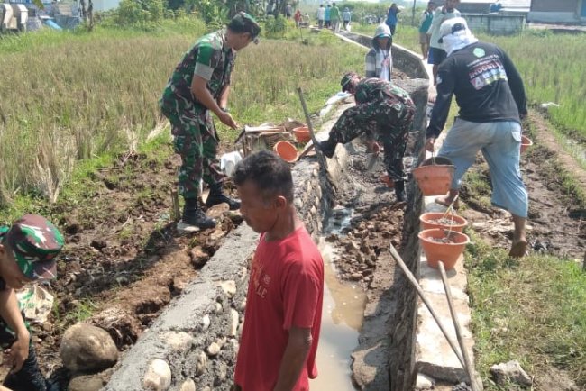 Bersama Poktan Petani dan Babinsa Perbaiki Saluran Irigasi di Banjarnegara