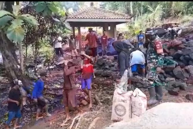 Babinsa Koramil Mandiraja Bantu Gotong Royong Pembuatan Jembatan