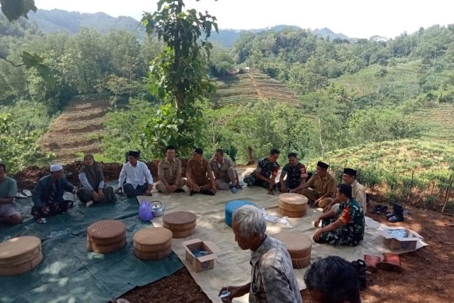 Babinsa Koramil 07 Mandiraja Hadiri Acara Tradisi  Resik Desa