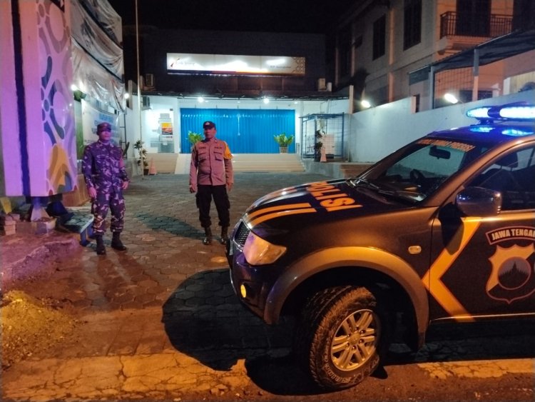 Jaga Wilayah Tetep Kondusulif Babinsa Bersama Bhabinkamtibmas Karangkobar Melaksanakan Patroli Malam Hari