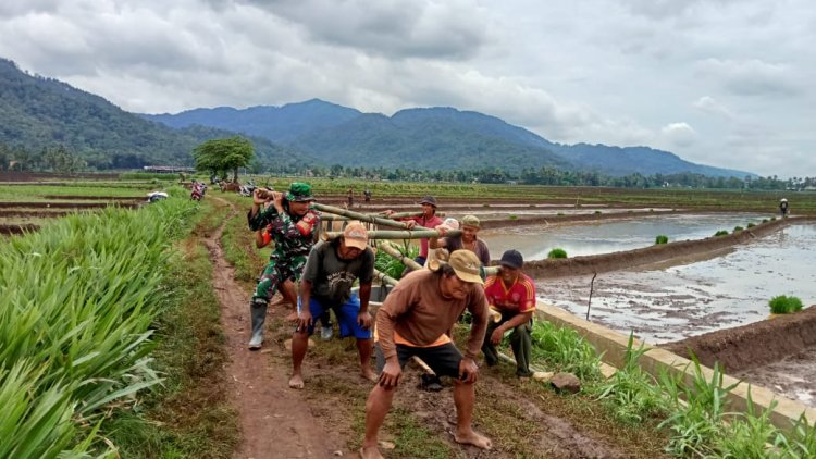 Babinsa Bersama Poktan Gotong Royong Pembuatan Sumur Bor Untuk Optimalisasi Lahan Pertanian