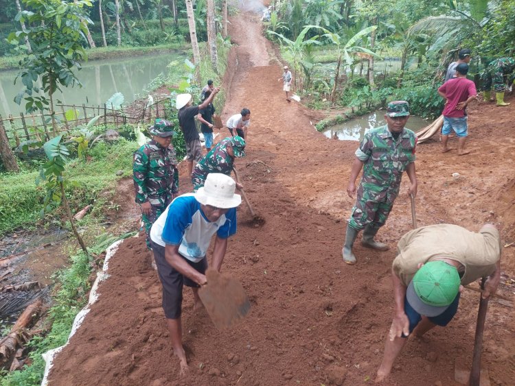Danramil 08 Purwanegara Pimpin Karya Bakti Pembuatan Jalan Usaha Tani di Desa Mertasari