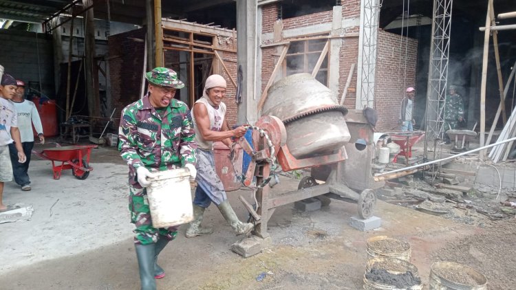Babinsa Koramil 13 Banjarmangu Bersama Warga Desa Kesenet Laksanakan Kerja Bakti Pengecoran Gedung Serbaguna