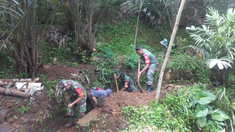 Babinsa Bantu Warga Gotong Royong Bersihkan Saluran Irigasi
