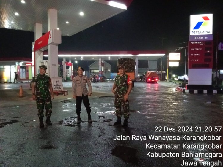 Jaga Wilayah Tetep Kondusulif Babinsa Bersama Bhabinkamtibmas Karangkobar Melaksanakan Patroli