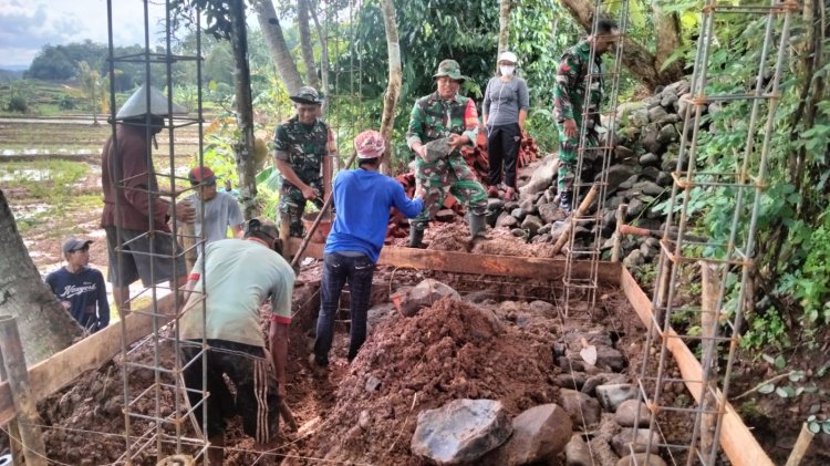 TNI Bantu Bangun Irigasi di Susukan
