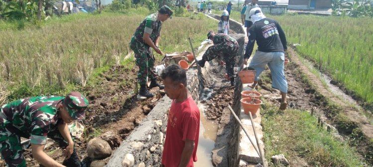 Bersama Poktan Petani dan Babinsa Perbaiki Saluran Irigasi di Banjarnegara