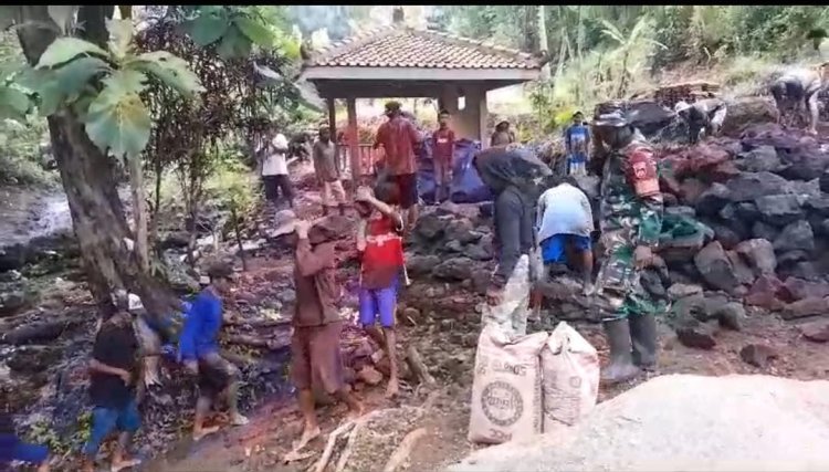 Babinsa Koramil Mandiraja Bantu Gotong Royong Pembuatan Jembatan