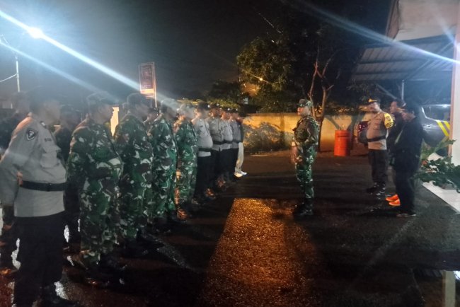 Anggota Koramil dan Polsek Susukan melaksanakan Apel Pengamanan Tahun Baru 2025