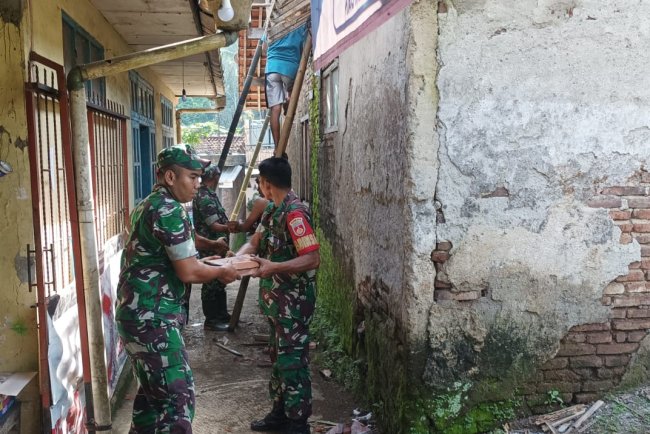 Kolaborasi Luar Biasa Babinsa dan Warga Rehab Rumah Tidak Layak Huni