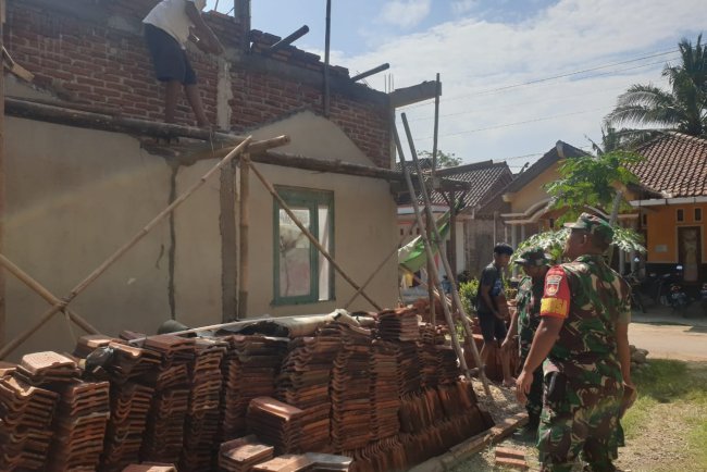 Babinsa Koramil 15/Rakit Membantu Pembangunan Rumah Tidak Layak Huni (Rtlh)