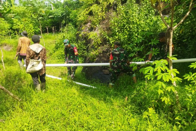Babinsa Bantu Poktan Santosa Tani Desa Pasuruhan Kerja Bhakti Program Pipanisasi