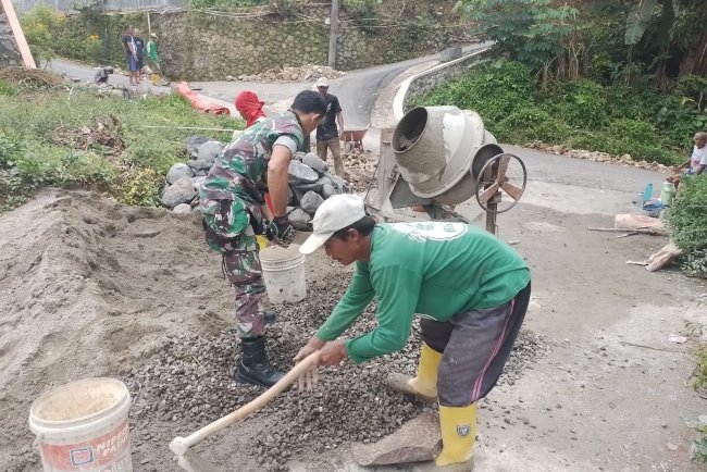Babinsa Bantu Warga Dalam Pembangunan Pengecoran Jalan