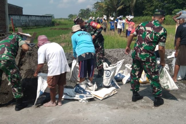 Koramil 15 Rakit dan Kelompok Tani Perbaiki Saluran Irigasi Demi Tanam Padi Serentak