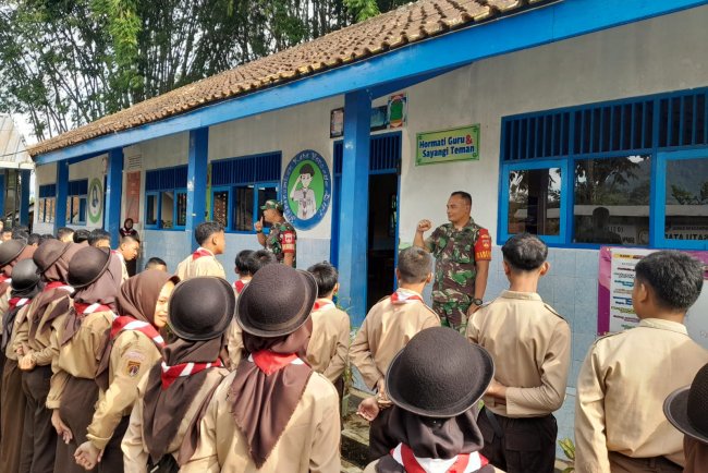 Bentuk Karakter Dan Disiplin,  Babinsa Berikan Materi PBB Pada Siswa Siswi SMP N 3 Karangkobar