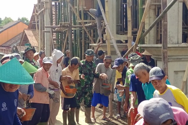 Babinsa dan Warga Bangun Masjid Bantarwaru