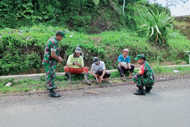 Babinsa melaksanakan kegiatan Komsos Bersama Warga Desa Karangsari