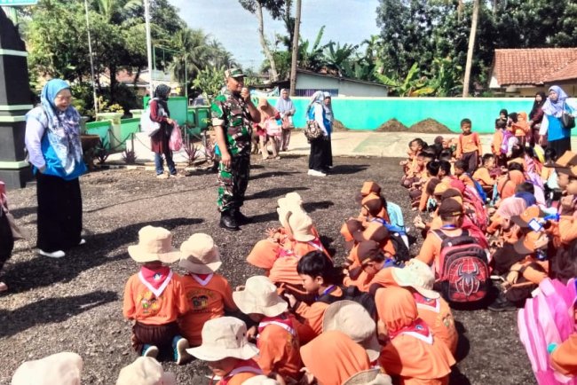 Kapten Inf Asep Zaenal bersama Anggotanya menerima kunjungan TK Gugus Melati