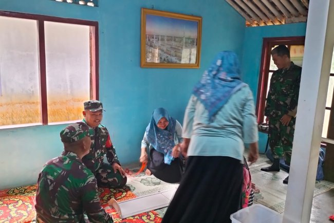 Danramil 11 Punggelan Dampingi Petugas Posyandu Wujudkan Balita Sehat