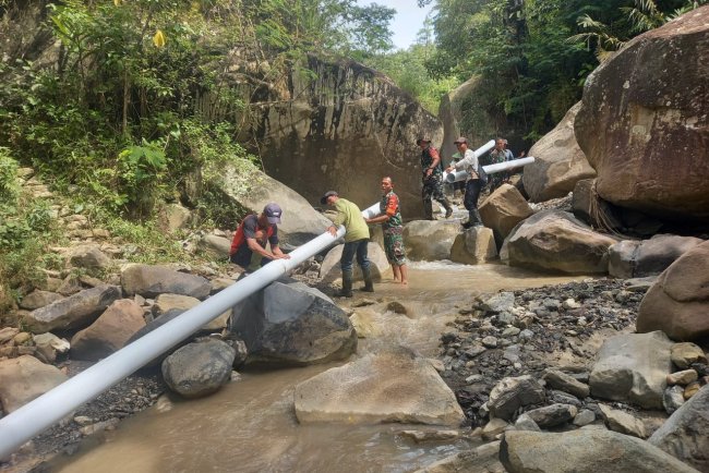 Babinsa Koramil 04 Karangkobar Bantu Poktan Sentosa Tani Pasang Pipa Saluran Irigasi