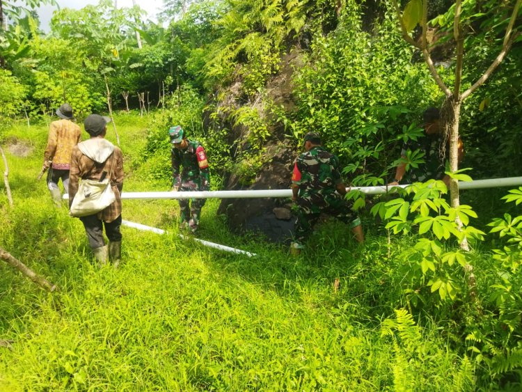 Babinsa Bantu Poktan Santosa Tani Desa Pasuruhan Kerja Bhakti Program Pipanisasi