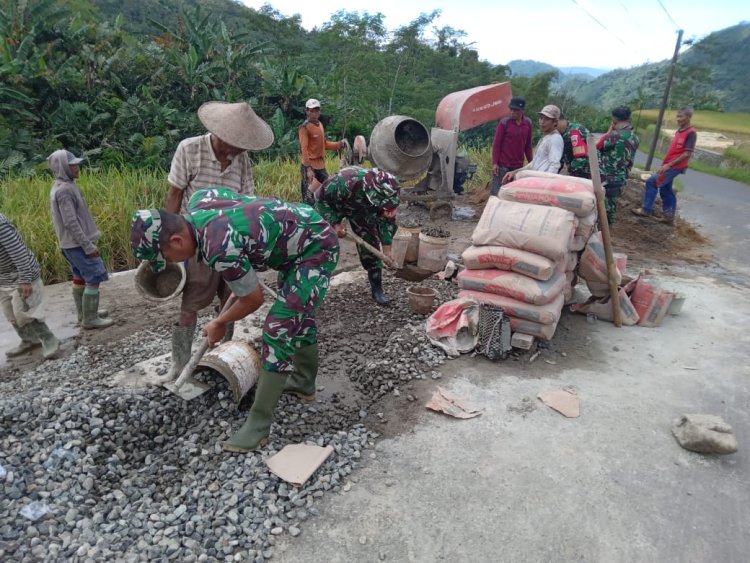 Danramil 06 Kalibening Bersama Warga Bangun Pondasi Jalan Usaha Tani