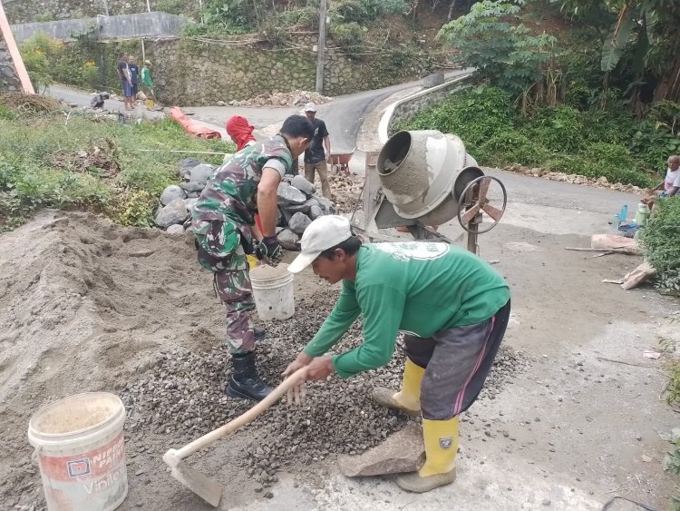 Babinsa Bantu Warga Dalam Pembangunan Pengecoran Jalan