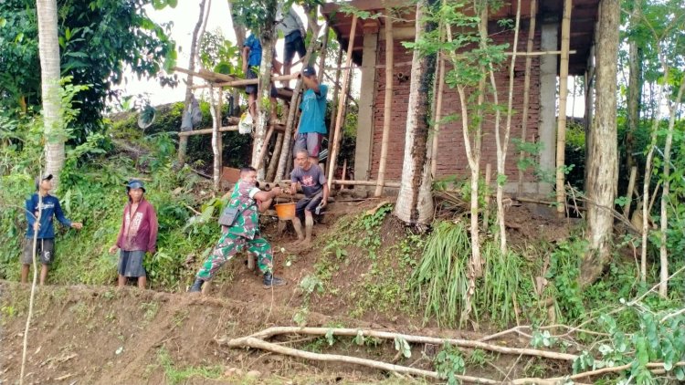 Babinsa selalu membantu warga dalam proses pembangunan Rumah Pompa