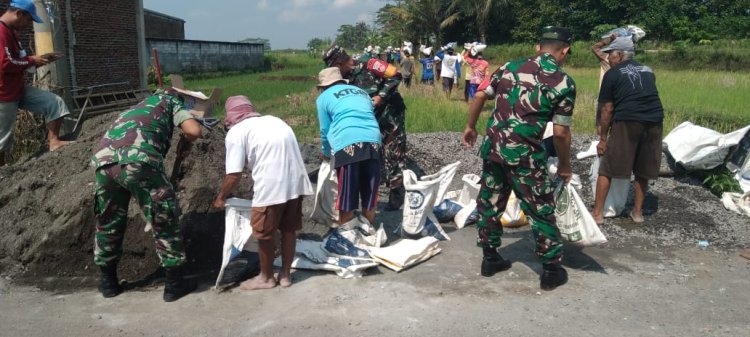 Koramil 15 Rakit dan Kelompok Tani Perbaiki Saluran Irigasi Demi Tanam Padi Serentak
