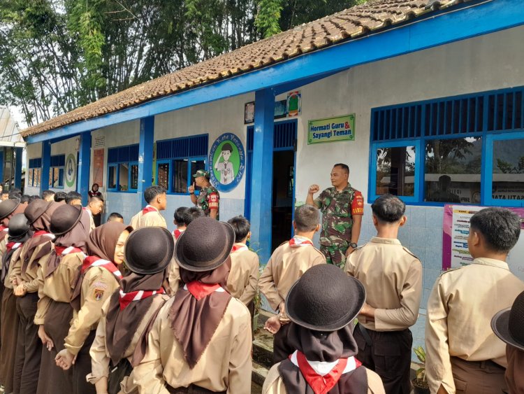 Bentuk Karakter Dan Disiplin,  Babinsa Berikan Materi PBB Pada Siswa Siswi SMP N 3 Karangkobar
