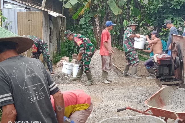 Babinsa Bantu masyarakat Kerja Bakti Pengecoran Jalan di desa binaan