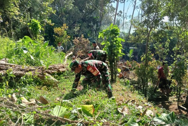 Kerja Bakti Pembersihan Makam oleh Babinsa Desa Gripit