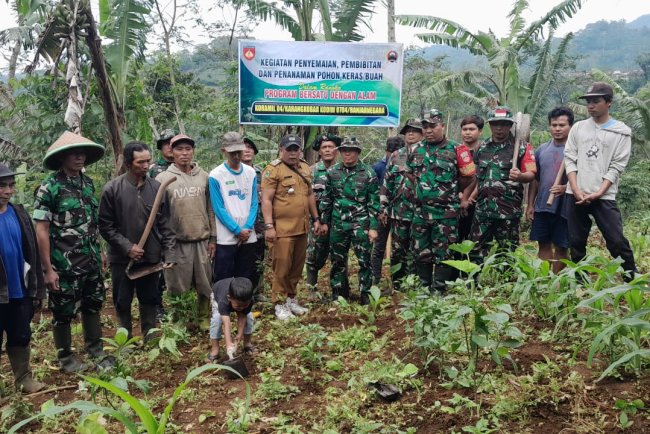 Koramil 04 Karangkobar dan Warga Tanam 700 Pohon Kopi untuk Kelestarian Lingkungan