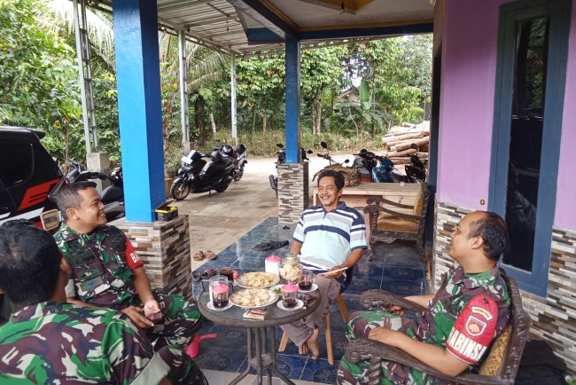 Meningkatkan Hubungan Baik Babinsa sambangi rumah warga masyarakat