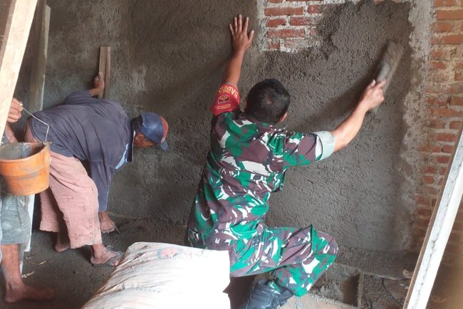 Babinsa Koramil 13 Banjarmangu Gotong Royong Bangun Rumah Warga