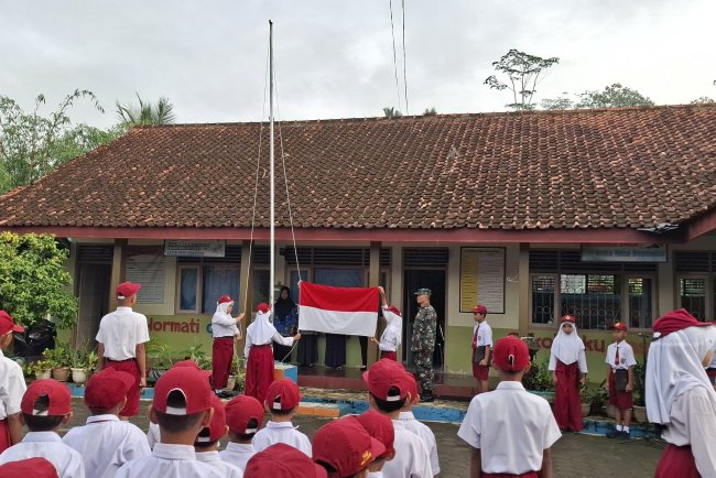 Tanamkan Rasa Cinta Tanah Air Babinsa Jadi Inspektur Upacara