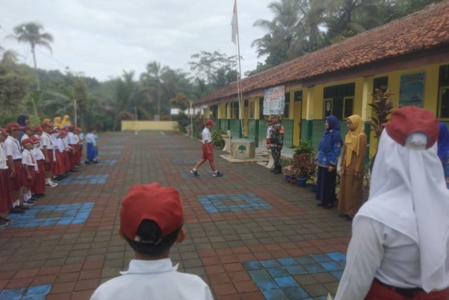 Babinsa menjadi Irup upacara dan dilanjutkan pemberian Materi PBB serta Pendidikan Karakter