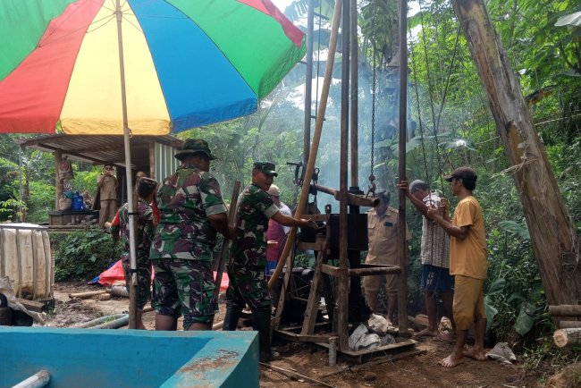 Babinsa Koramil 01 Banjarnegara Dampingi Pembuatan Sumur Bor untuk Ketahanan Pangan