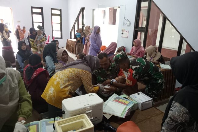 Babinsa Koramil 04 Karangkobar Dampingi Nakes Kegiatan Imunisasi Balita