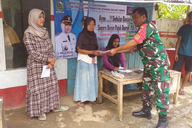 Babinsa Laksanakan Pendampingan Pembayaran Pajak Bumi Dan Bangunan Di Desa Sigeblog