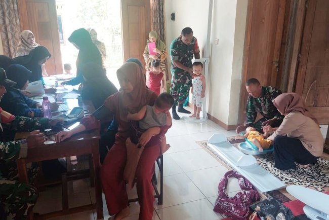 Babinsa Koramil 07 Mandiraja Dampingi Posyandu, Dukung Pencegahan Stunting di Panggisari