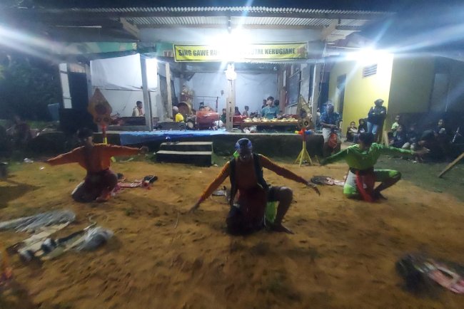 Dua Anggota Koramil 01 Banjarnegara Berikan Pengamanan Kegiatan Hiburan masyarakat